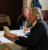  Messknecht am Biertisch